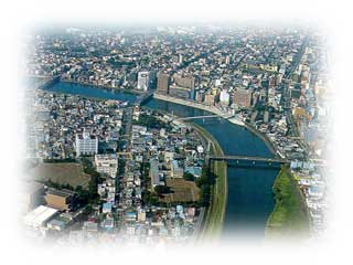 上空から撮影した沼津市街と狩野川