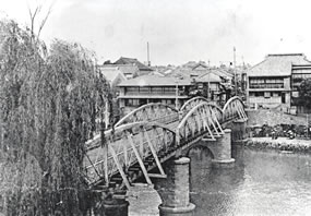 明治時代の御成橋の前身港橋です。詳細は以下