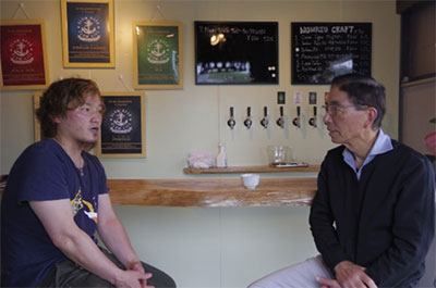 ビールについて語る片岡さんと山田さん