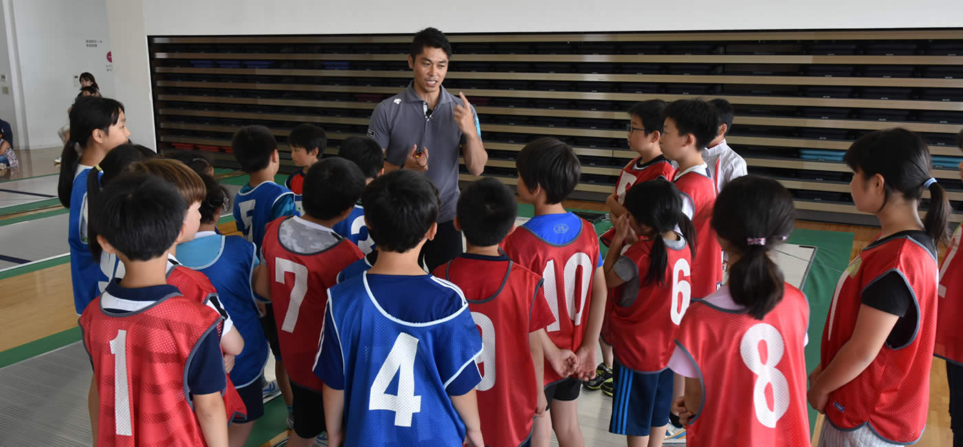 フェンシングの指導をうける子供たちの画像