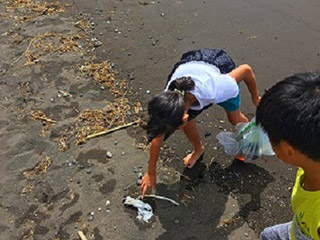 砂浜の清掃活動をする子どもたち
