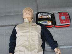 AEDを傷病者の横に置く