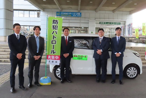 株式会社静岡中央銀行のみなさんが車にステッカーを貼る様子