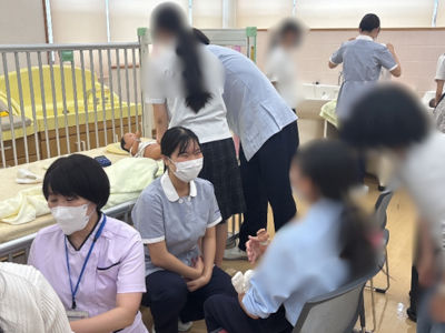 育児体験シュミレーションの様子