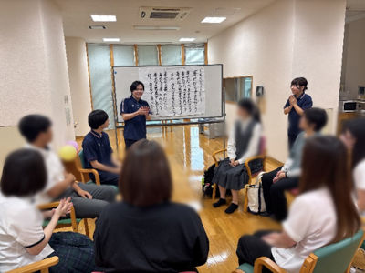 高齢者へのレクリエーション体験の様子