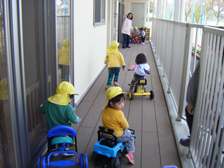 三輪車等に乗る乳児たち。詳細は以下