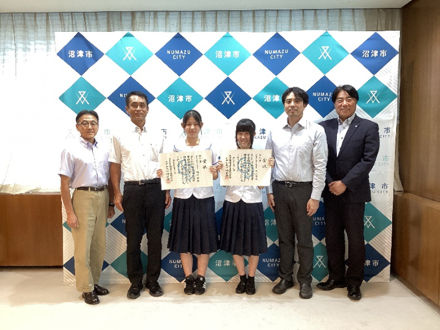 沼津西高校のみなさんと市長・教育長との記念撮影の様子