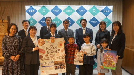 め沼津交響楽団運営委員長の福増秀彰様、タンザワミュージックスクール・マネージャーの堀聡子様及びオペラに出演する同スクール生徒のみなさんと市長の記念撮影の様子