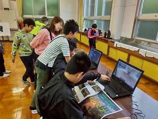 パソコンで調べる子供たち