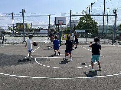 キッズ・ファミリーエリアでバスケをする子供たち