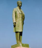 江原素六の銅像