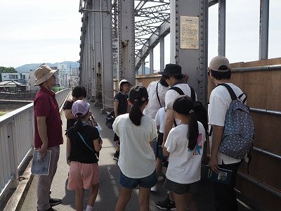 御成橋の空襲痕の見学をする参加者のみなさん