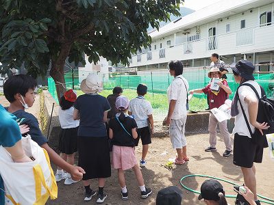 海軍技術研究所実験水槽跡の見学をする参加者のみなさん