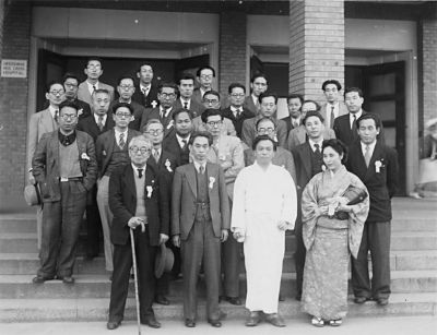 1950年広島赤十字病院前での集合写真