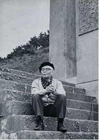 昭和48年風に鳴る碑の前の階段に座る芹沢光治良