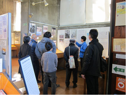 職員の説明を聞いている来場者のみなさんの様子