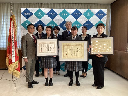 誠恵高校のみなさんと教育長の記念撮影の様子
