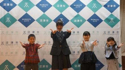 め沼津交響楽団運営委員長の福増秀彰様、タンザワミュージックスクール・マネージャーの堀聡子様及びオペラに出演する同スクール生徒のみなさん