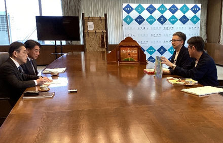 ペトロアンドヨゼフさんが表敬訪問している様子