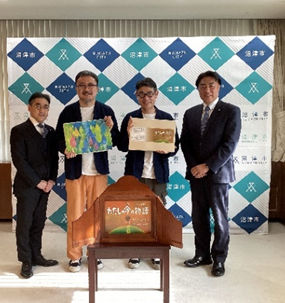 ペトロアンドヨゼフさんと市長の記念撮影の様子