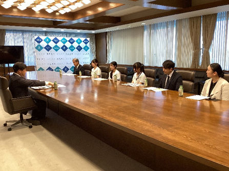 沼津西高校のみなさんが表敬訪問している様子