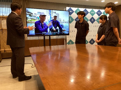 日本大学三島高校のみなさんが表敬訪問している様子