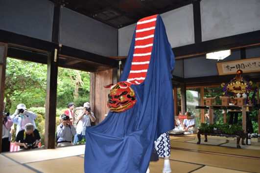 海瀬家住宅主屋で神事と獅子神楽の奉納が行われている様子