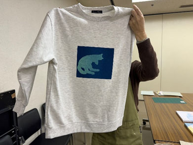 シルクスクリーンワークショップで作成した作品のトレーナー