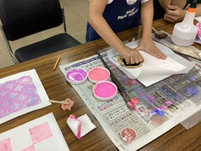 版画を摺る様子