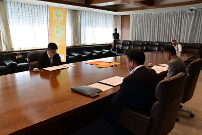 静岡ジェードのみなさんと市長が対談している様子