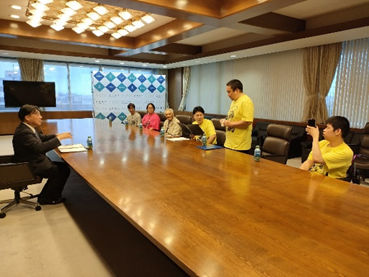 泉礼さんが表敬訪問している様子