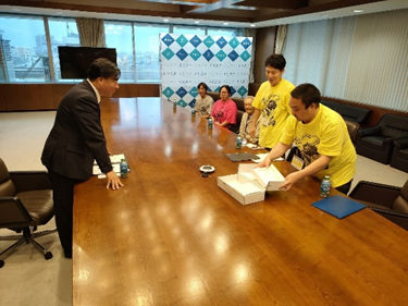 泉礼さんが市長に説明している様子