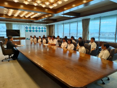 桐陽高校女子ソフトボール部のみなさんが表敬訪問している様子