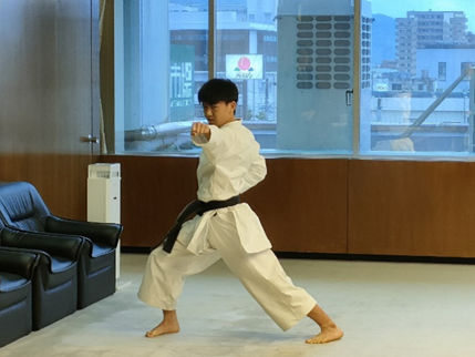 形の演舞を披露する伊藤泰暉(いとう だいき)選手