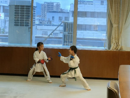 組手の演舞を披露する鈴木晴大(すずき はるた)選手と大村音寧(おおむら おとね)選手