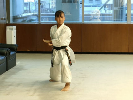 形の演舞を披露する齋藤美月(さいとうみづき)選手