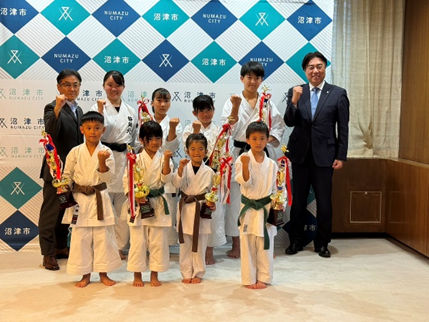 養正館のみなさんと市長の記念撮影の様子