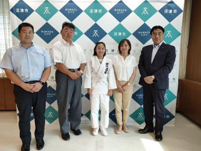 鈴木ひより選手と市長の記念撮影の様子