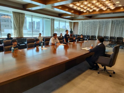 沼津レスリングクラブのみんさんが表敬訪問している様子