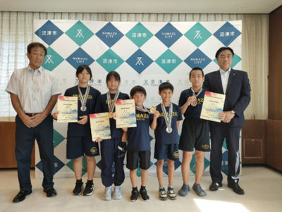 沼津レスリングクラブのみなさんと市長の記念撮影の様子