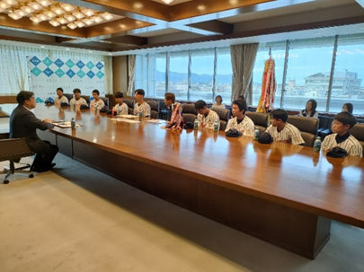 沼津リトルシニアのみんさんが表敬訪問している様子