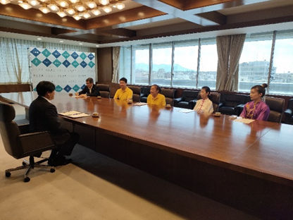 沼津市武術太極拳連盟に所属する佐藤しずえ選手と野田恵選手が表敬訪問している様子