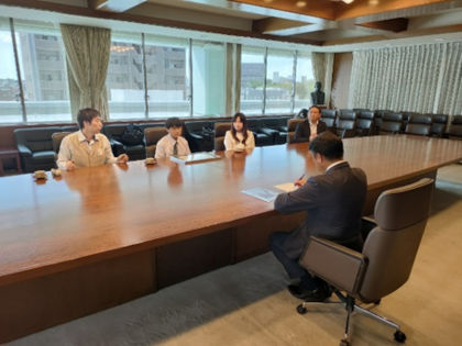 寺地遼馬さんが表敬訪問している様子