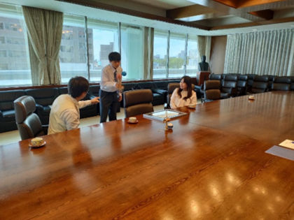 寺地遼馬さんがけん玉を披露している様子