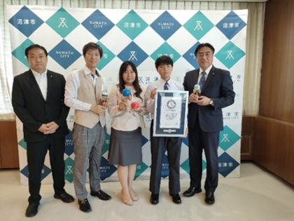 寺地遼馬さんと市長の記念撮影の様子