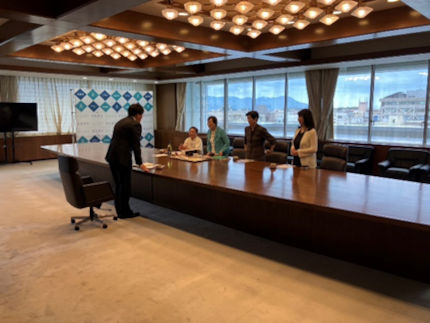 斎藤雅子さんが表敬訪問している様子