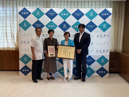 斎藤雅子さんと市長の記念撮影の様子