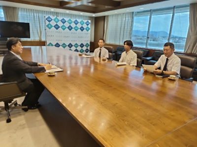 青田蓮侍(あおたれんじ)選手が表敬訪問している様子