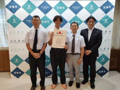 青田蓮侍(あおたれんじ)選手と市長の記念撮影の様子