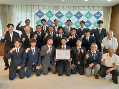 株式会社リコー沼津事業所のみなさんと市長の集合写真